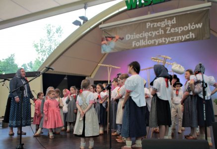Fragment pierwszego dnia 32. Przeglądu Dziecięcych Zespołów Folklorystycznych